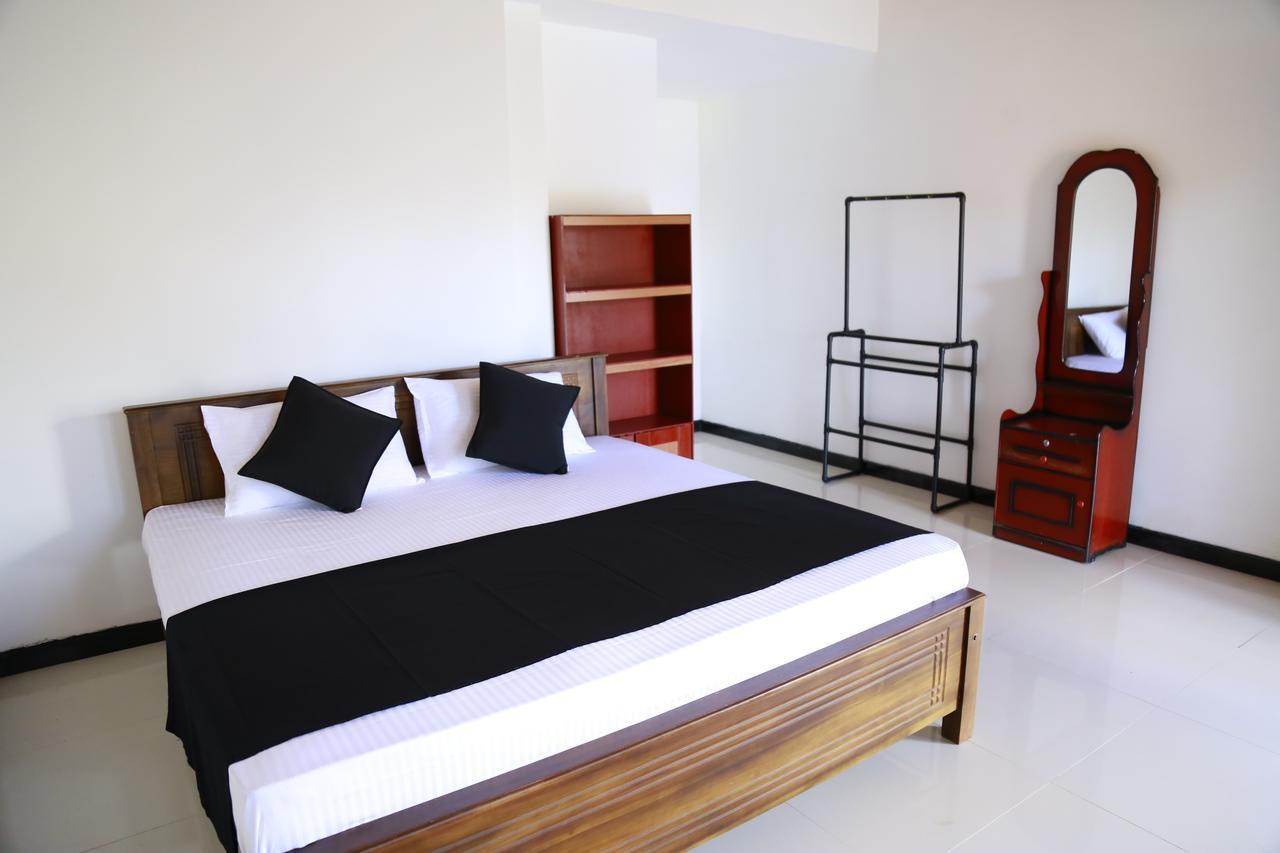 Хостел Layback Boutique Surf & Yoga Camp Sri Lanka Велігама Екстер'єр фото