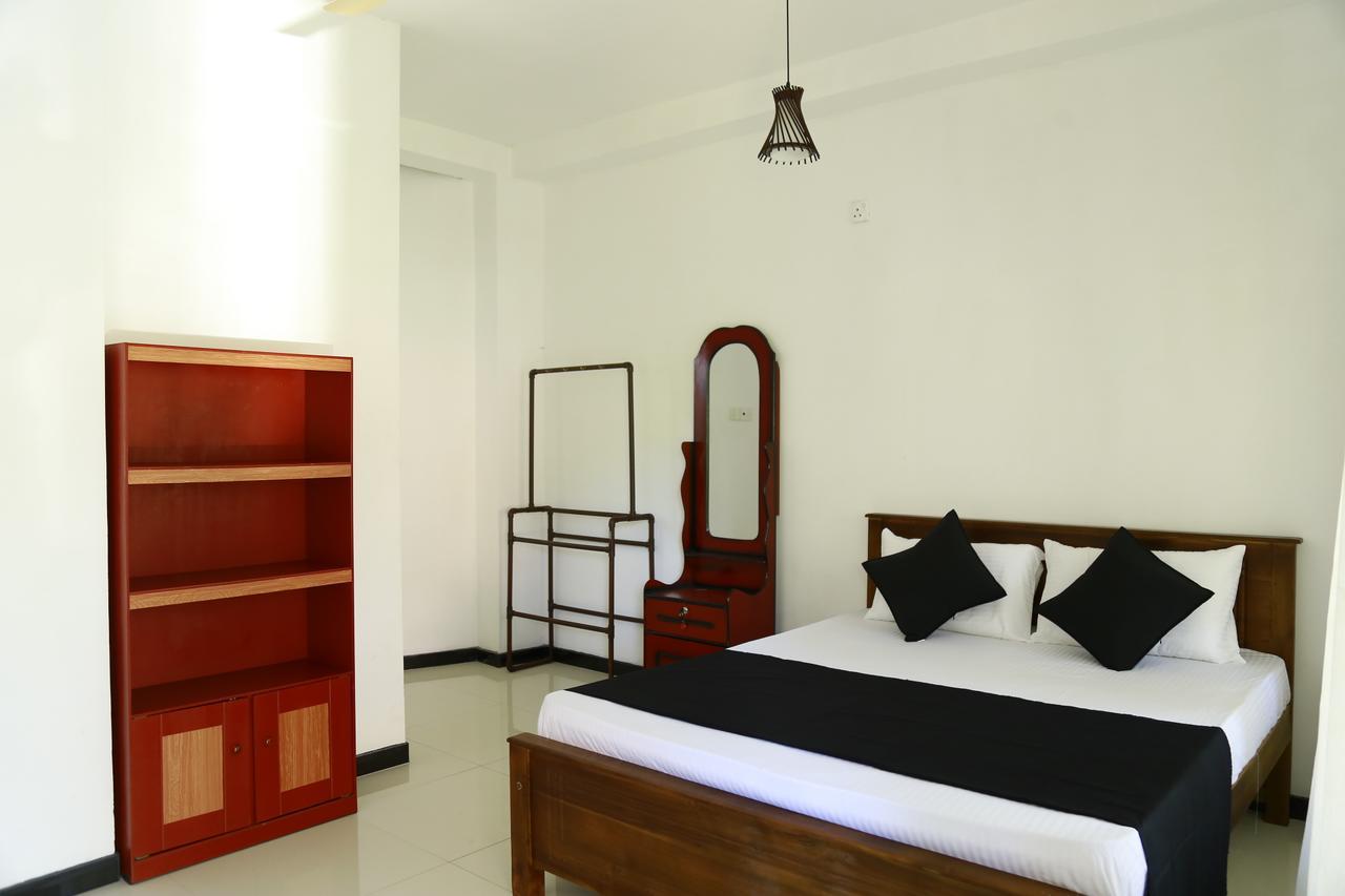 Хостел Layback Boutique Surf & Yoga Camp Sri Lanka Велігама Екстер'єр фото