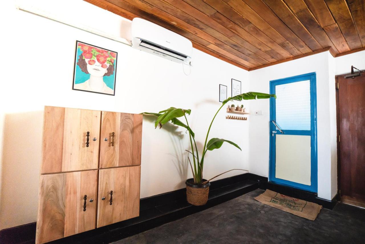 Хостел Layback Boutique Surf & Yoga Camp Sri Lanka Велігама Екстер'єр фото